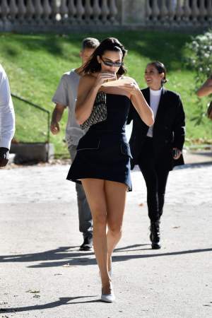 FOTO / Cine a spus că modelele se înfometează? Kendall Jenner înfulecă un sandwich pe nerăsuflate, în plină stradă