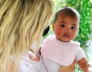 Un fan rasist i-a scris că fiica ei este "cam neagră", dar Khloe Kardashian l-a taxat imediat: "Măcar nu mai șterge nimic"