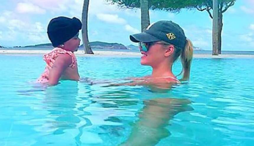 Un fan rasist i-a scris că fiica ei este "cam neagră", dar Khloe Kardashian l-a taxat imediat: "Măcar nu mai șterge nimic"