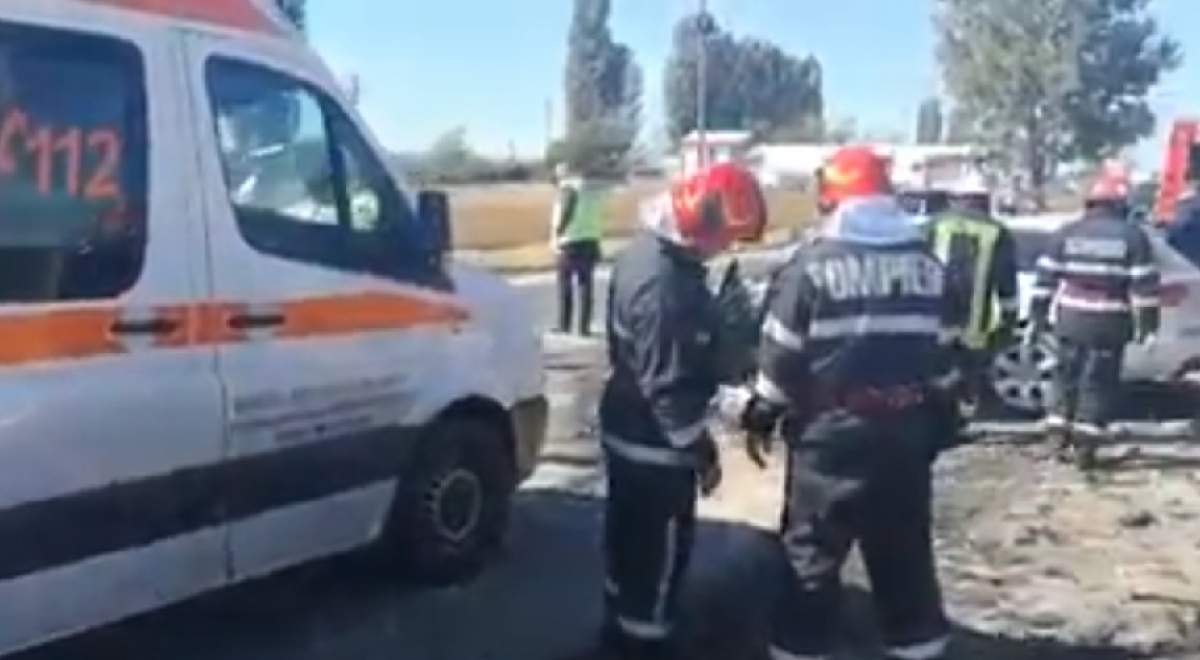 VIDEO / Accident foarte grav în Dâmboviţa! Mai multe ambulanţe şi un elicopter SMURD intervin, după ce două maşini s-au făcut praf