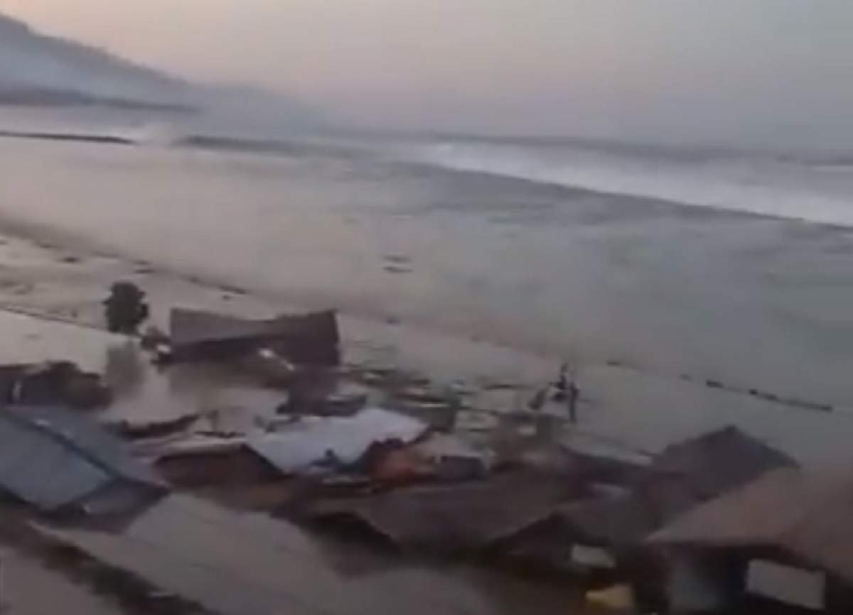 VIDEO / Momentul terifiant când un tsunami lovește în Indonezia, după cutremurul de 7,5 grade