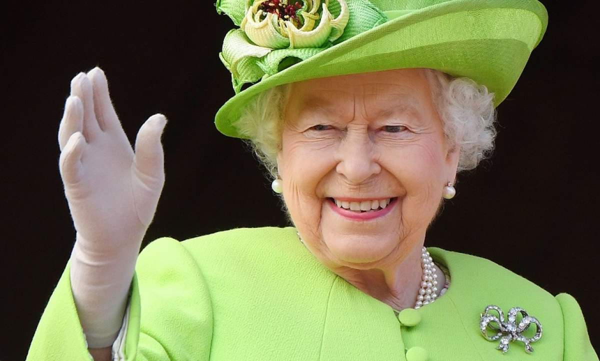Regina Elisabeta are o mână falsă, pentru a saluta oamenii atunci când obosește