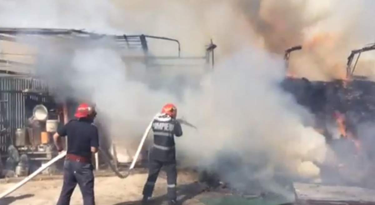 VIDEO / Caz halucinant în Vâlcea! Un bărbat şi-a dat foc la casă pentru că îi era frig