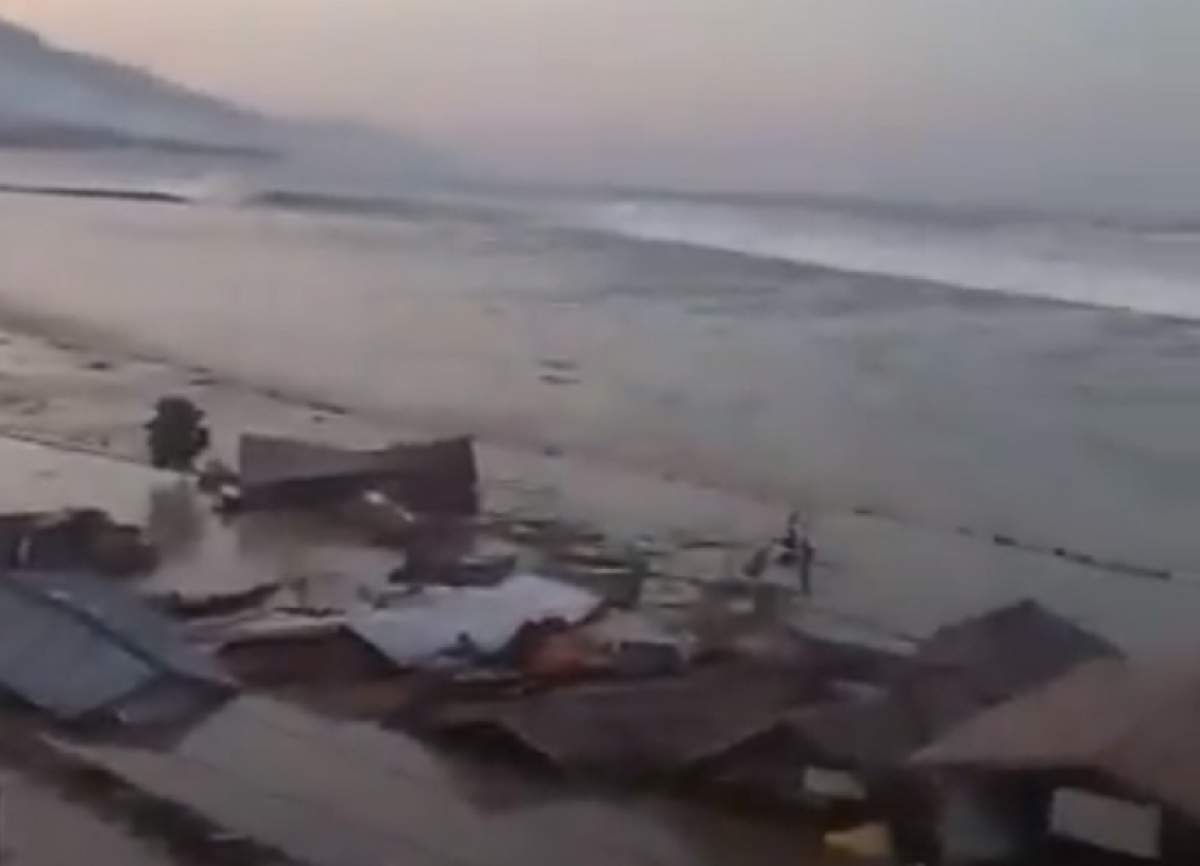 UPDATE / Clipe de groază în Indonezia! 384 de oameni şi sute de răniţi, după seismului urmat de tsunami