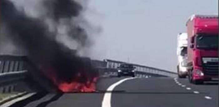 VIDEO / Incendiu grav în trafic, în judeţul Timiş! Autoturismul s-a aprins ca o torţă