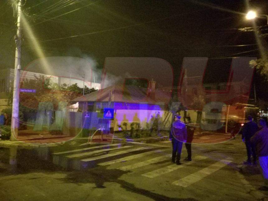FOTO / Incendiu puternic, în Capitală! se intervine pentru stingerea flăcărilor