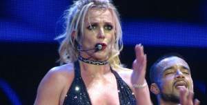 Britney Spears a fost huiduită la ultimul spectacol din turneu. Motivul: nu prea o are cu... geografia