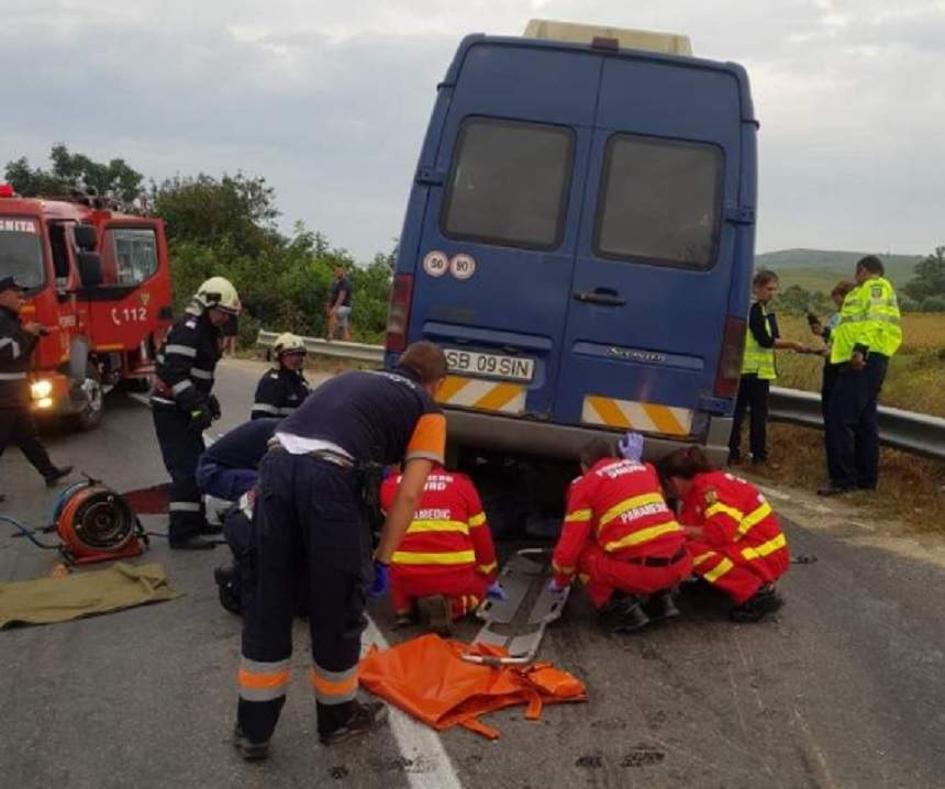 FOTO / Accident cumplit în Sibiu. Un motociclist și-a găsit sfârșitul după ce s-a izbit de un microbuz de pasageri