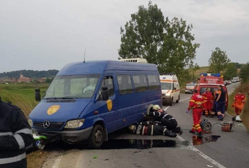 FOTO / Accident cumplit în Sibiu. Un motociclist și-a găsit sfârșitul după ce s-a izbit de un microbuz de pasageri