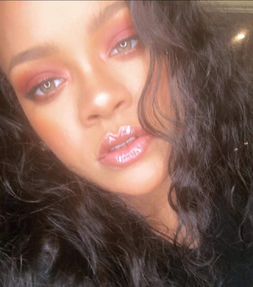 FOTO / Rihanna a șocat cu ultima apariție! Asta e noua modă în materie de unghii