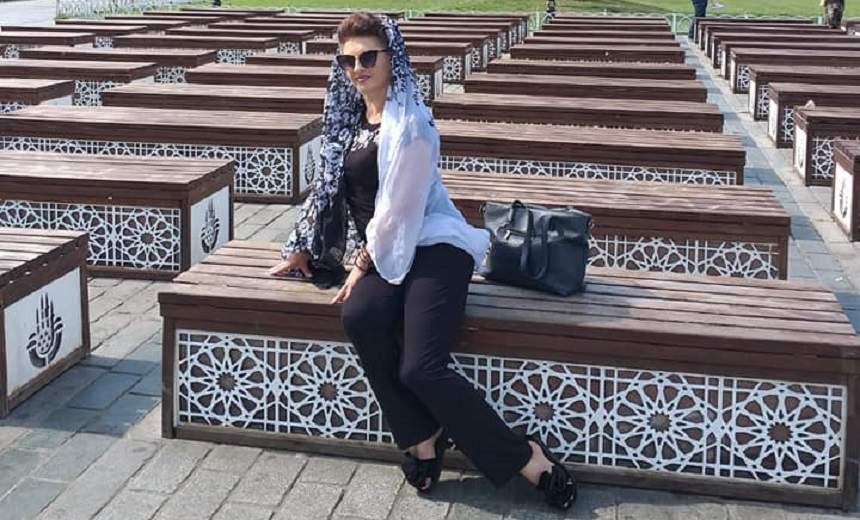 FOTO / Cornelia dansatoarea, apariție de senzație în Turcia! Nici când merge la moschee nu lasă șmecheria