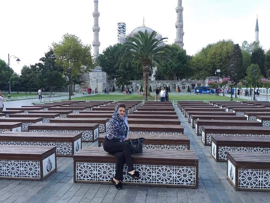 FOTO / Cornelia dansatoarea, apariție de senzație în Turcia! Nici când merge la moschee nu lasă șmecheria