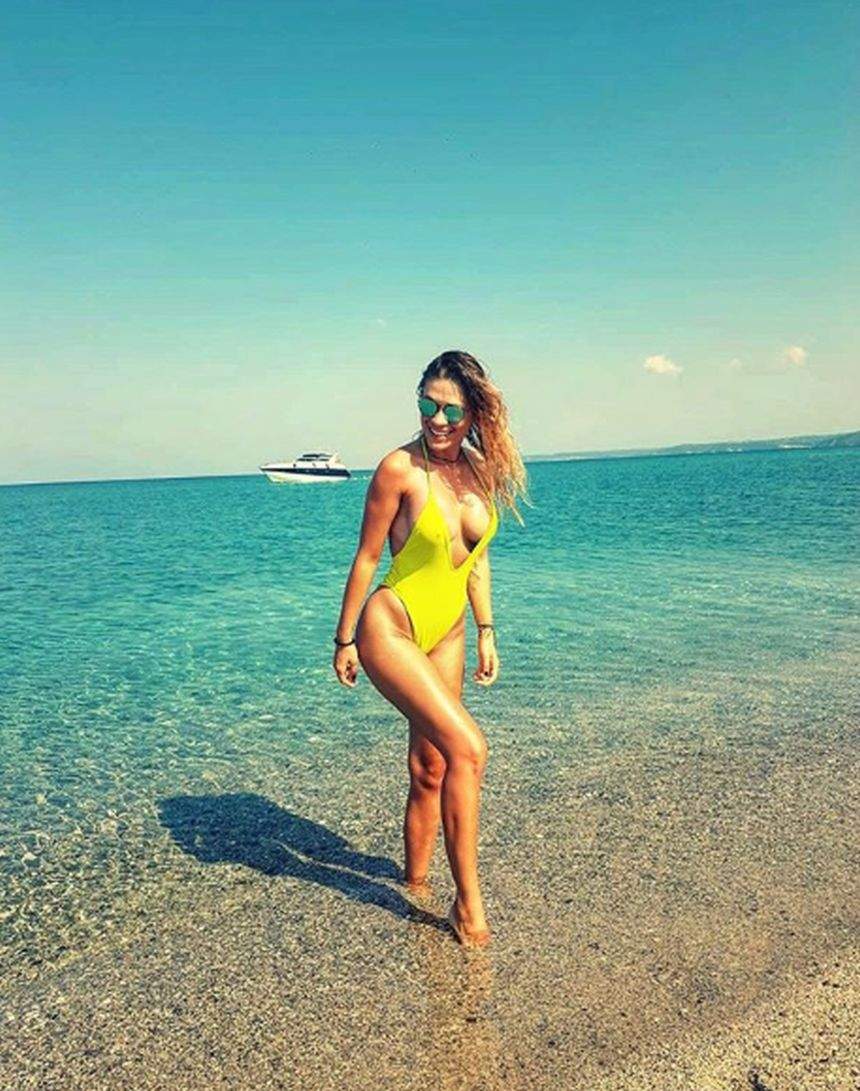 FOTO / Îi auzi în fiecare zi vocea la radio, dar uite ce bombă sexy e în realitate. Emma de la Zu este de o frumuseţe răpitoare