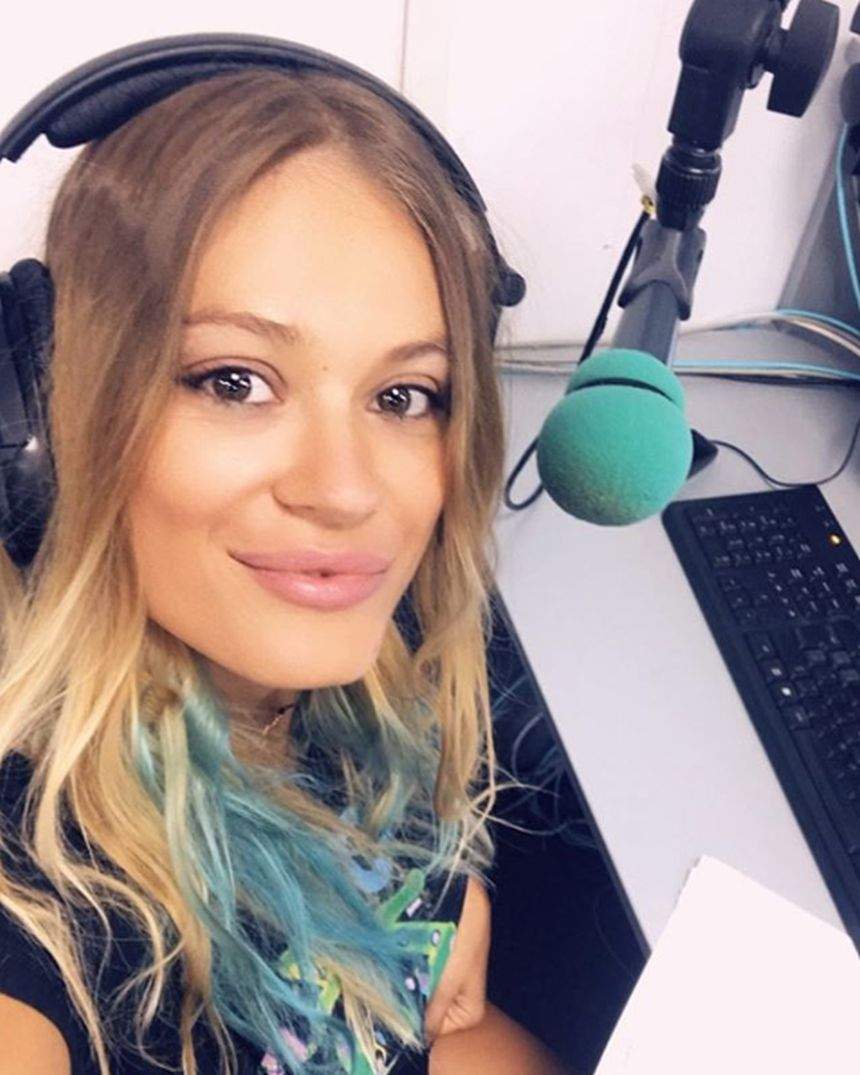 FOTO / Îi auzi în fiecare zi vocea la radio, dar uite ce bombă sexy e în realitate. Emma de la Zu este de o frumuseţe răpitoare