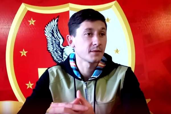 Un fotbalist de naţională a sărit să-şi bată antrenorul, dar s-a ales cu maxilarul fracturat! Totul s-a întâmplat la o nuntă!