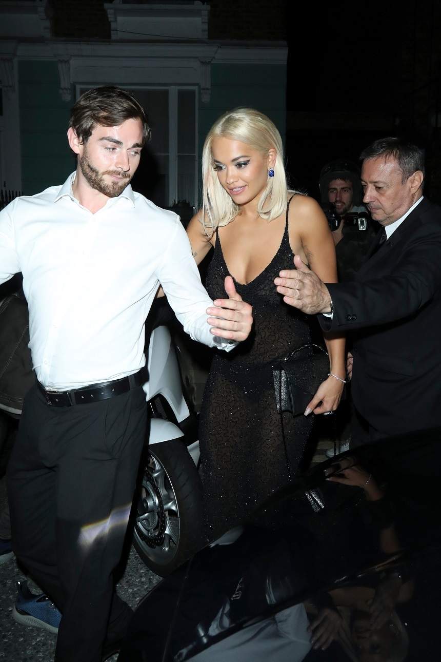 FOTO / Rita Ora, cu sfârcurile la vedere. Rochia transparentă a făcut deliciul publicului