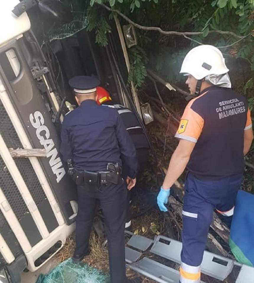 Accident grav în Maramureş! Un bărbat a murit, după ce cisterna pe care o conducea s-a răsturnat