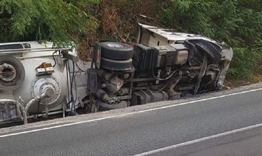 Accident grav în Maramureş! Un bărbat a murit, după ce cisterna pe care o conducea s-a răsturnat