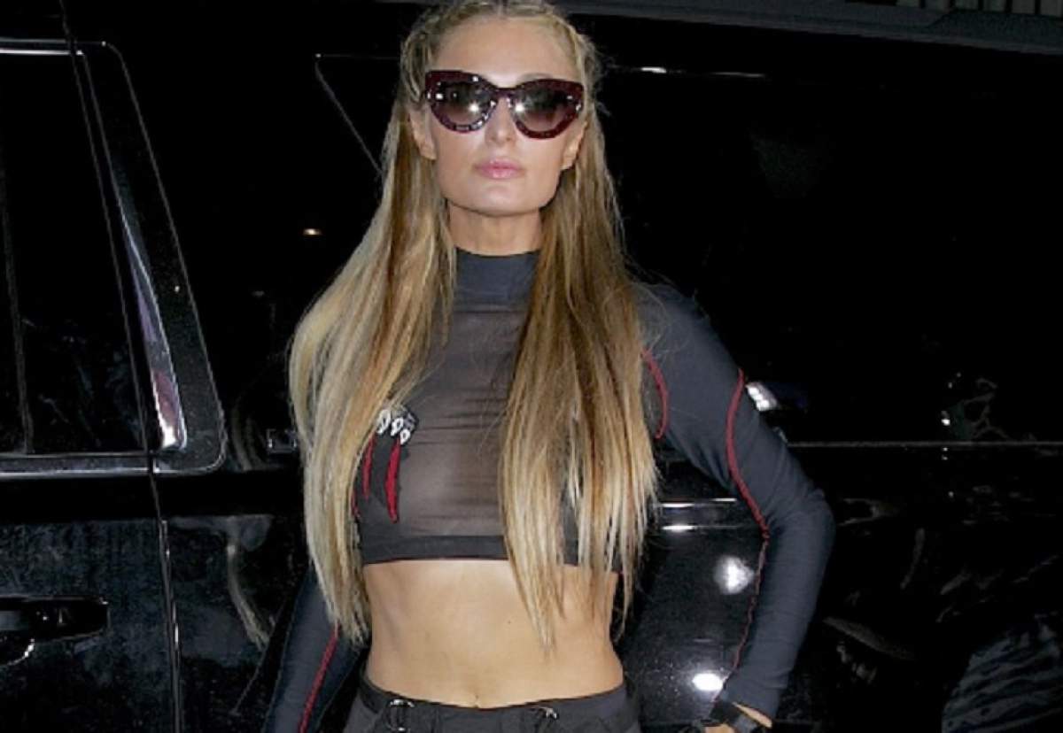 FOTO / Paris Hilton, outfit de infarct la New York Fashion Week! Milionara și-a cam "uitat" sânii acasă