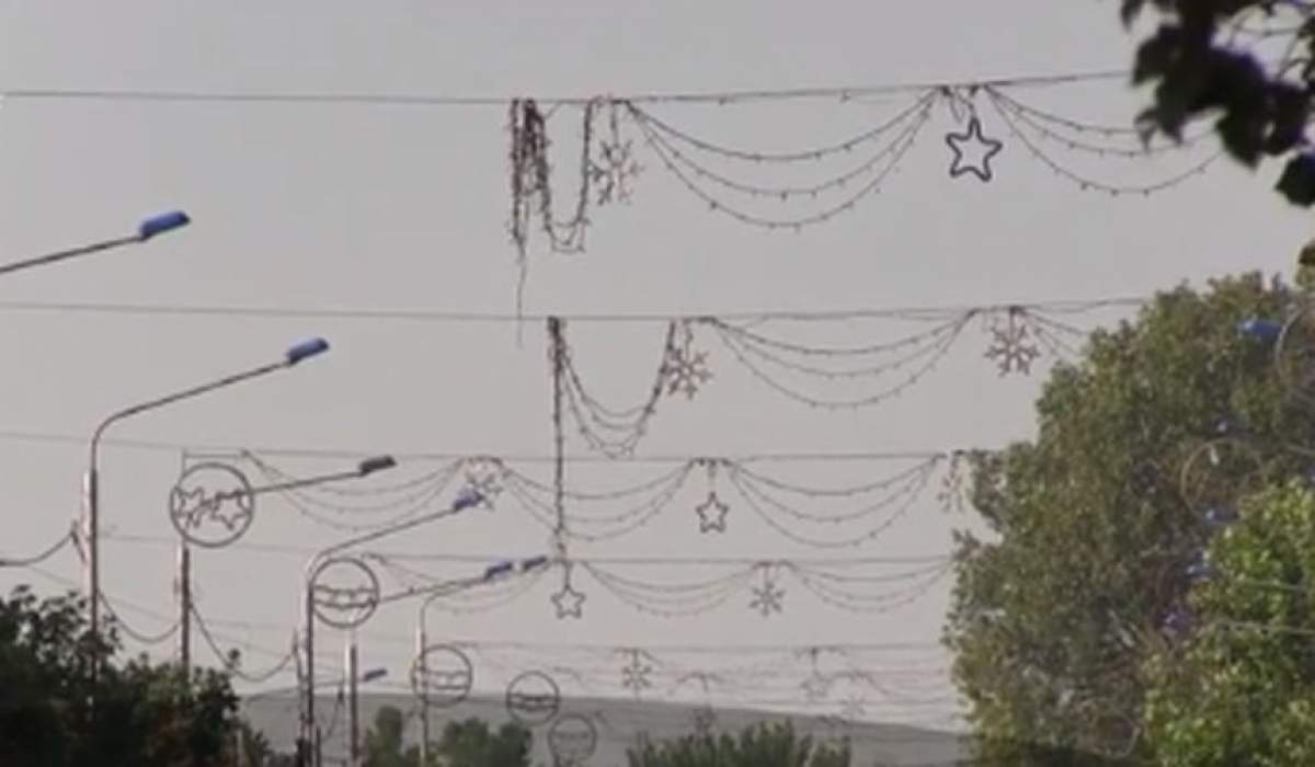 VIDEO / Se întâmplă în România. Nici nu a trecut bine vara că au şi apărut primele decoraţiuni pentru Crăciun