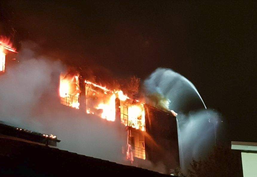 FOTO & VIDEO / Incendiu devastator în Capitală! Un bloc cu 50 de apartamente a ars