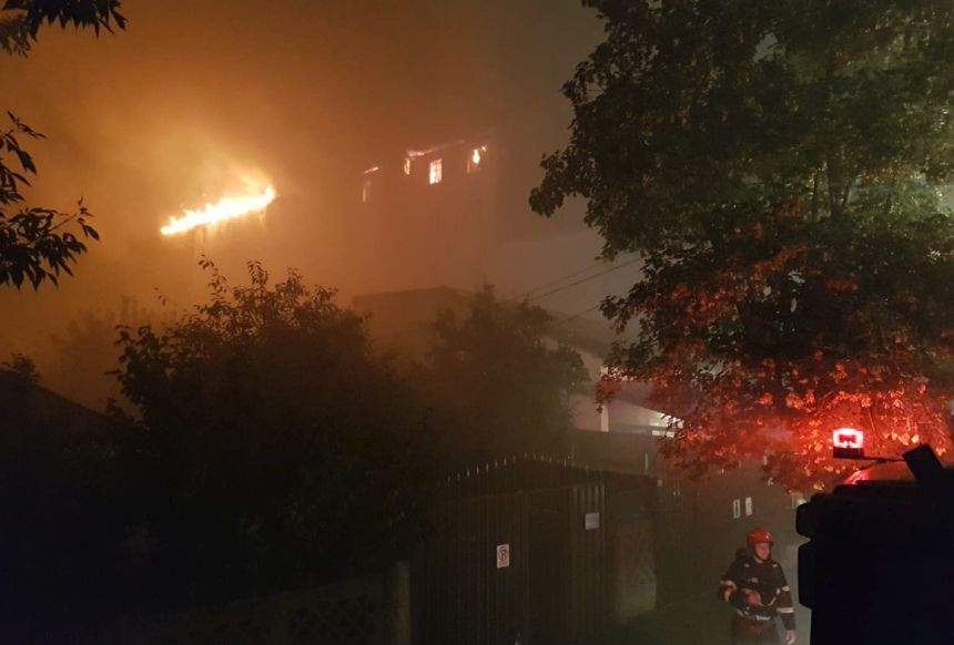 FOTO & VIDEO / Incendiu devastator în Capitală! Un bloc cu 50 de apartamente a ars