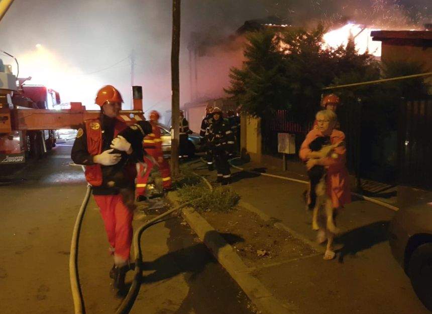 FOTO & VIDEO / Incendiu devastator în Capitală! Un bloc cu 50 de apartamente a ars