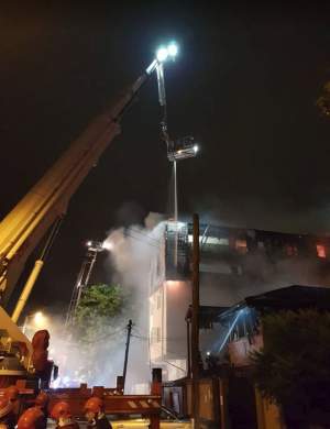 FOTO & VIDEO / Incendiu devastator în Capitală! Un bloc cu 50 de apartamente a ars