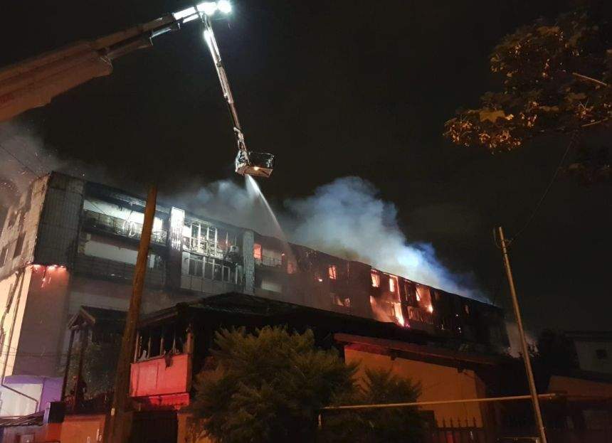 FOTO & VIDEO / Incendiu devastator în Capitală! Un bloc cu 50 de apartamente a ars