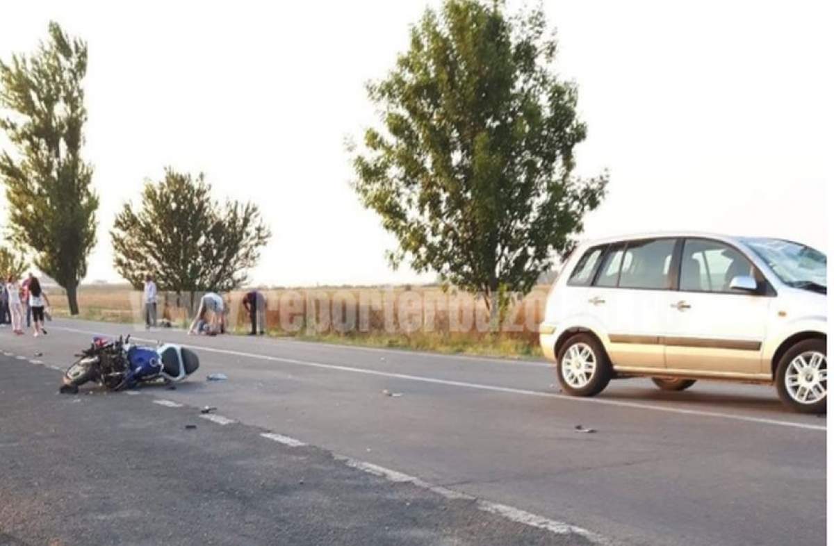 VIDEO / O tânără mamă de 27 de ani, spulberată de pe motocicletă de o şoferiţă neatentă, în Buzău