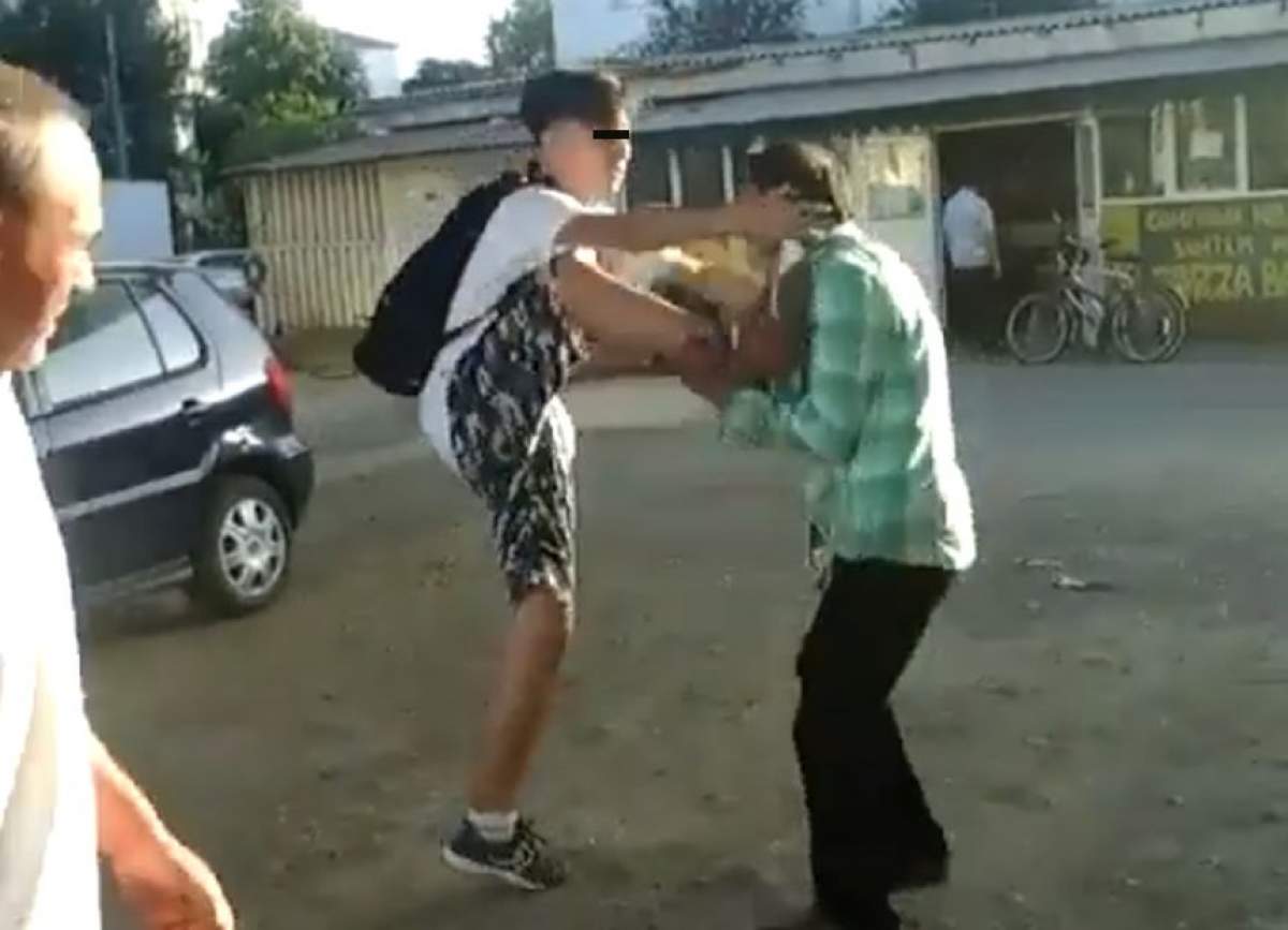 VIDEO / Imagini revoltătoare cu momentul în care un adolescent loveşte un bătrân. Băiatul ar fi copil de cadru didactic