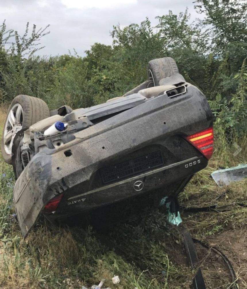 VIDEO & FOTO / Preşedintele, implicat într-un grav accident de circulaţie. Maşina sa s-a răsturnat