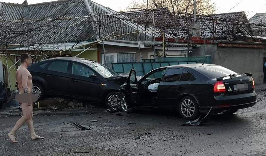 FOTO / A făcut accident în Constanța, iar când s-a dat jos de la volan... șoc! Bărbatul era complet dezbrăcat