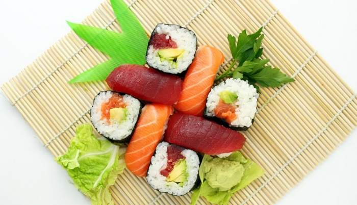 REȚETA ZILEI: Sushi delicios cu somon și avocado, preparat la tine acasă, cu puțini bani!