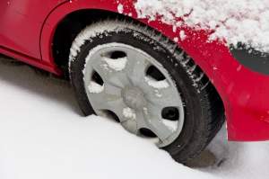 Puteţi fi amendaţi chiar dacă aveţi anvelope de iarnă! Câţi bani vor scoate şoferii din buzunar