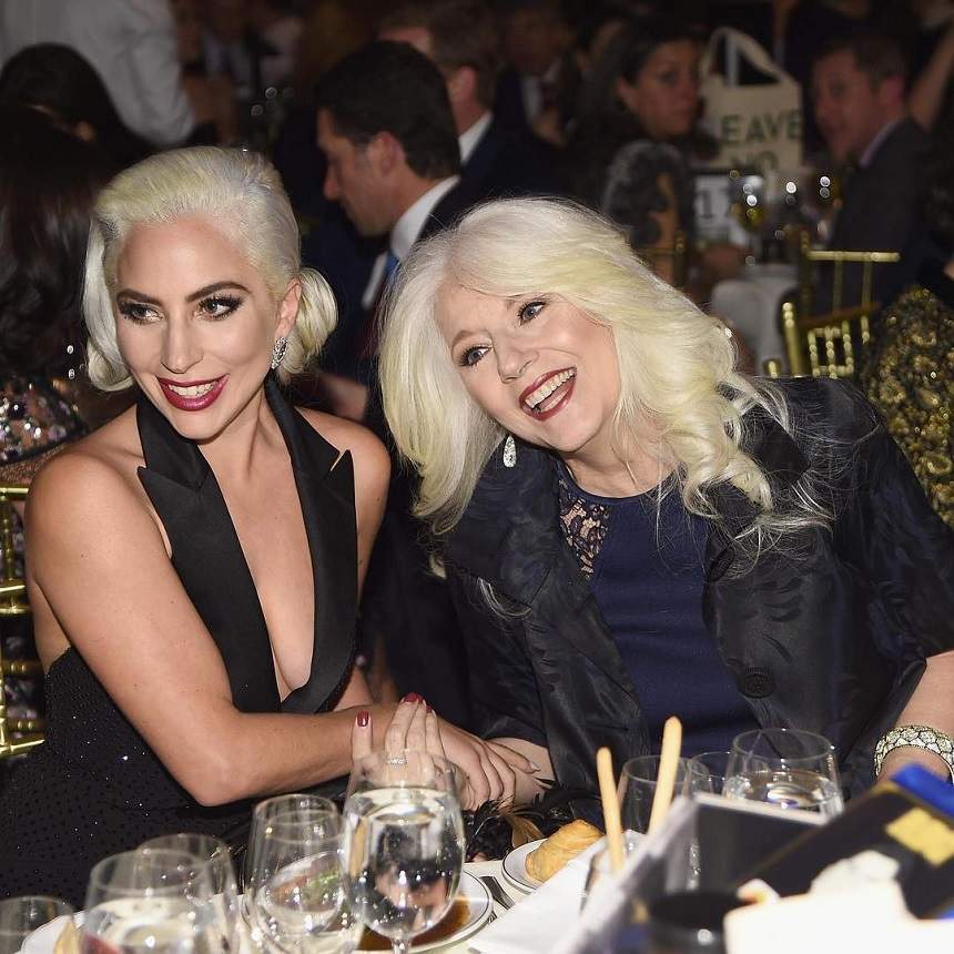 FOTO / Zici că sunt surori! Cum arată mama artistei Lady Gaga, la 64 de ani