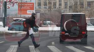 VIDEO PAPARAZZI / Fost „cârcotaş”, Mihai Găinuşă se crede cel mai tare şofer din oraş! A ignorat culoarea roşie a semaforului, pentru o porţie de mâncare