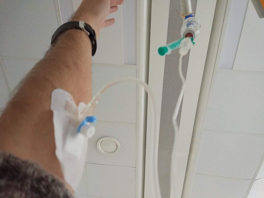 FOTO / Un celebru artist de la noi a ajuns în spital! Ce a păţit şi care este starea lui, în acest moment