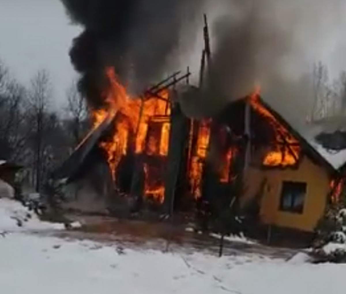 VIDEO / Incendiu puternic în Braşov! Pompierii nu au reuşit să ajungă cu autospecialele la faţa locului