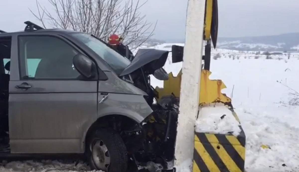 FOTO / Plan roşu de intervenţie, activat în Gorj! Un microbuz s-a făcut praf