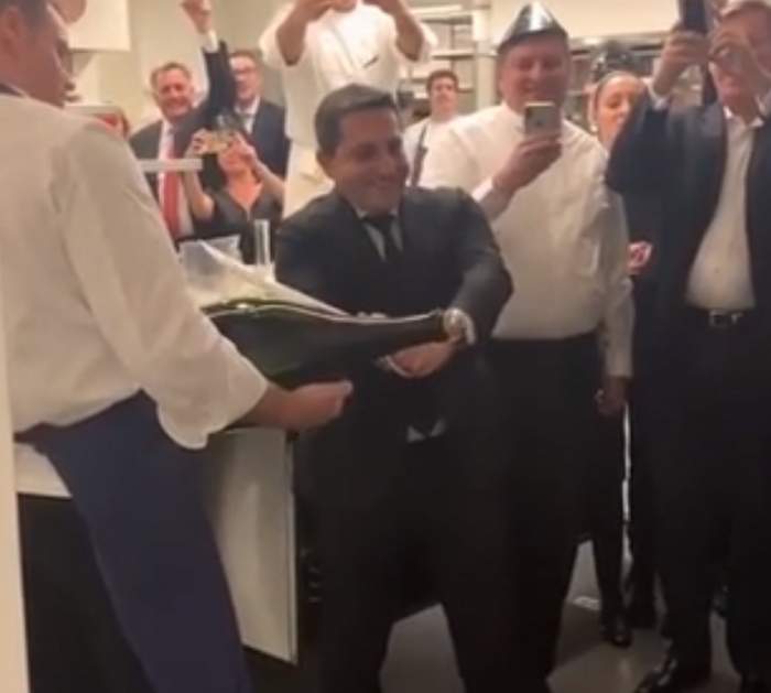VIDEO / A vrut să deschidă șampania de mii de euro cu sabia, dar a eșuat într-un mare stil! Managerul s-a făcut de râs în fața angajaților