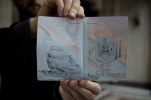FOTO / Noile paşapoarte româneşti au fost puse în circulaţie. Cum arată documentele