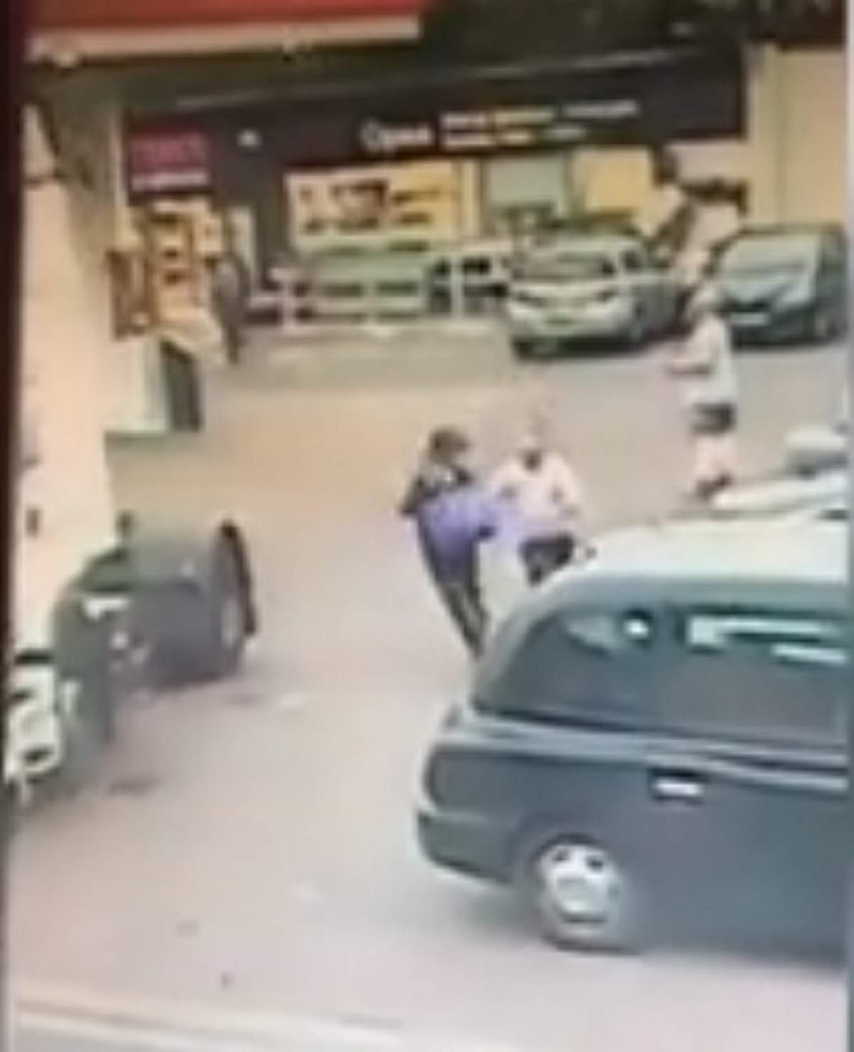 VIDEO / Ironia sorții! Un hoț de legume a fost călcat de TIR, în timp ce fugea cu prada. Șoferul era beat!