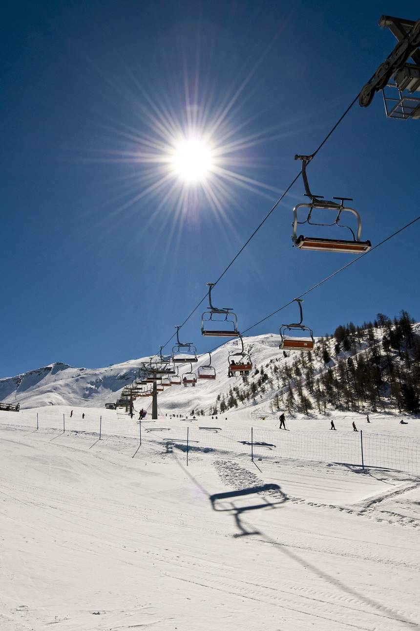 Clipe De Cosmar In Poiana Brasov Un Brad A CÄƒzut Peste InstalaÅ£ia Unui Telescaun