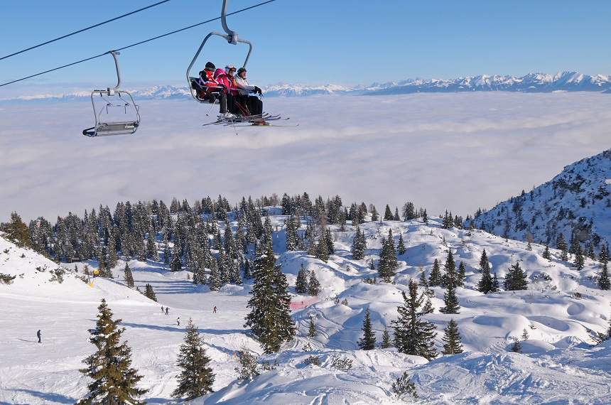 Clipe de coşmar în Poiana Braşov. Un brad a căzut peste instalaţia unui telescaun