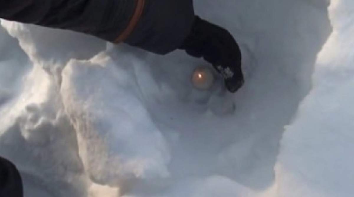FOTO / Şoc uriaş pentru un bărbat din Suceava! A găsit o femeie moartă sub zăpadă, în curtea sa