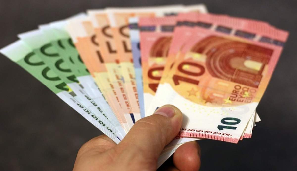 O româncă, proaspătă mămică, a „stors” de bani un italian! L-a păcălit pe bărbat să-i trimită 50.000 de euro