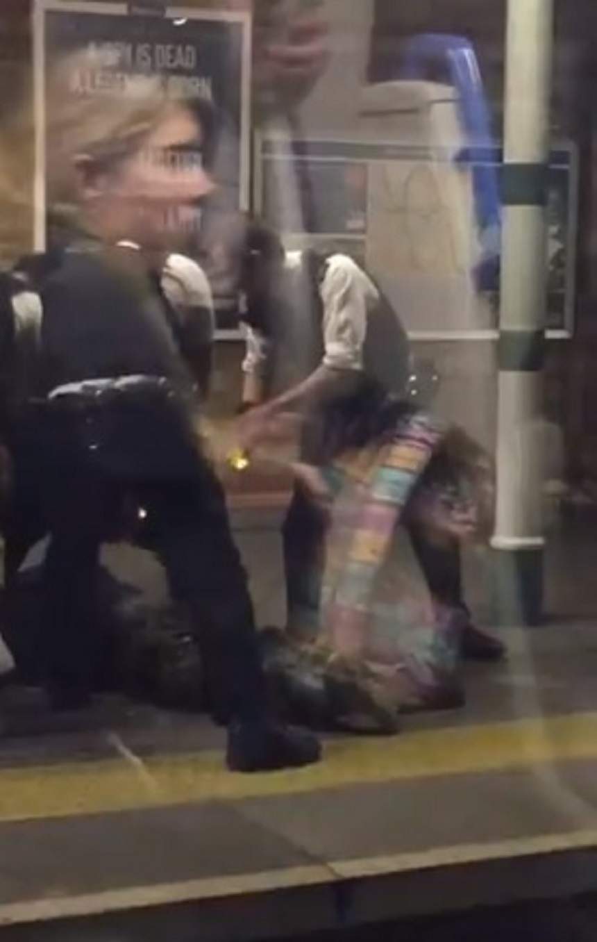 VIDEO / Momente dramatice pentru călătorii Londrei. Un bărbat a fost surprins cu o macetă imensă în staţia de tren