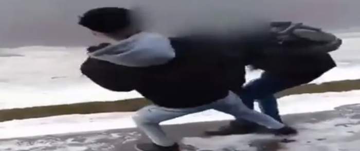 VIDEO / Elev din Alba, bătut crunt în apropierea liceului. A fost victima unui scandal sentimental