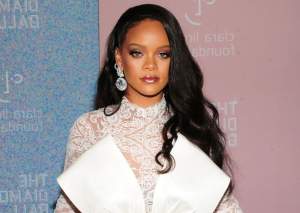 Rihanna şi-a dat tatăl în judecată! Acuzaţii grave la adresa bărbatului